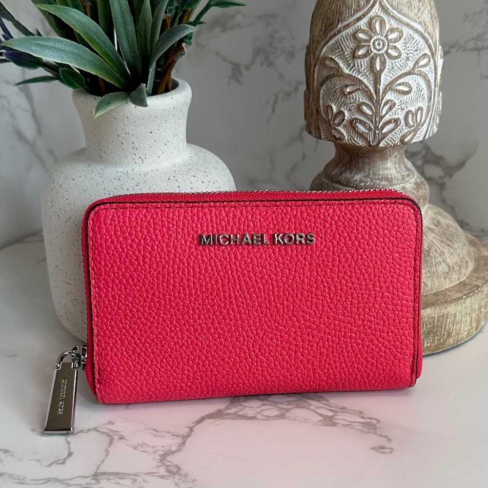 Michael Kors Logo Jet Set Zip-Around Card Case